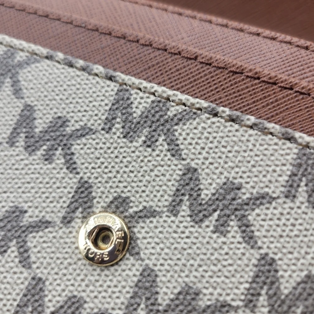 Michael Kors MK Signature Convertible Wallet • Crossbody